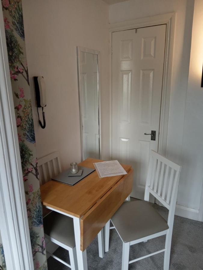 Little Dorrit Studio Flat 5 Rochester Me1 1Xz Strood Exterior photo